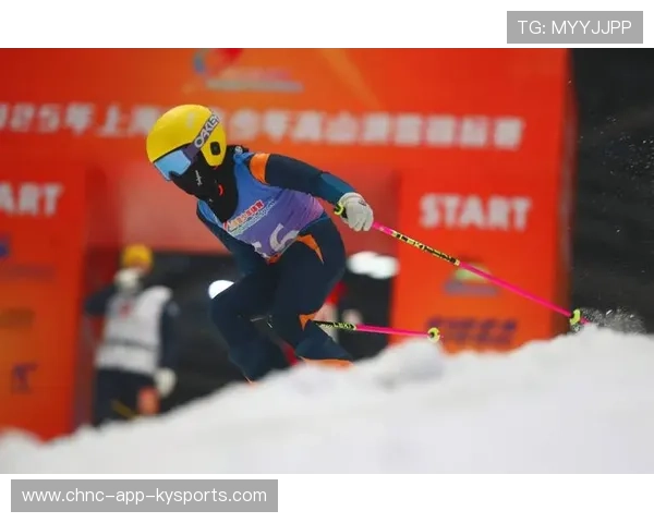 高山滑雪赛事设立青少年组别并提供指导教练团队支持，高山滑雪的五个比赛项目